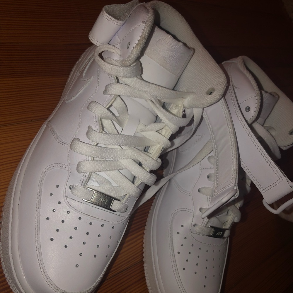 • NEVER WORN AIR FORCE ONES •